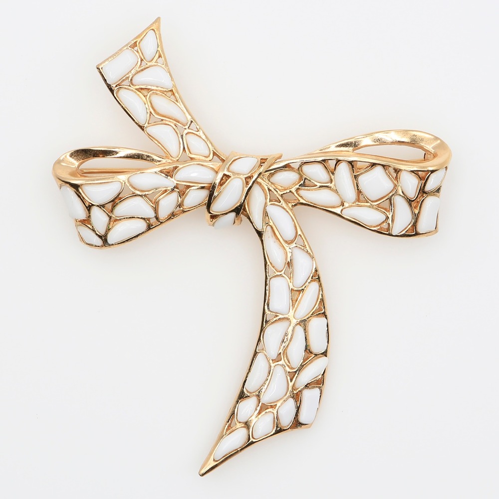 Vintage‎ Crown Trifari Gold Tone White Mosaic Bow Brooch Ribbon Style 1960s